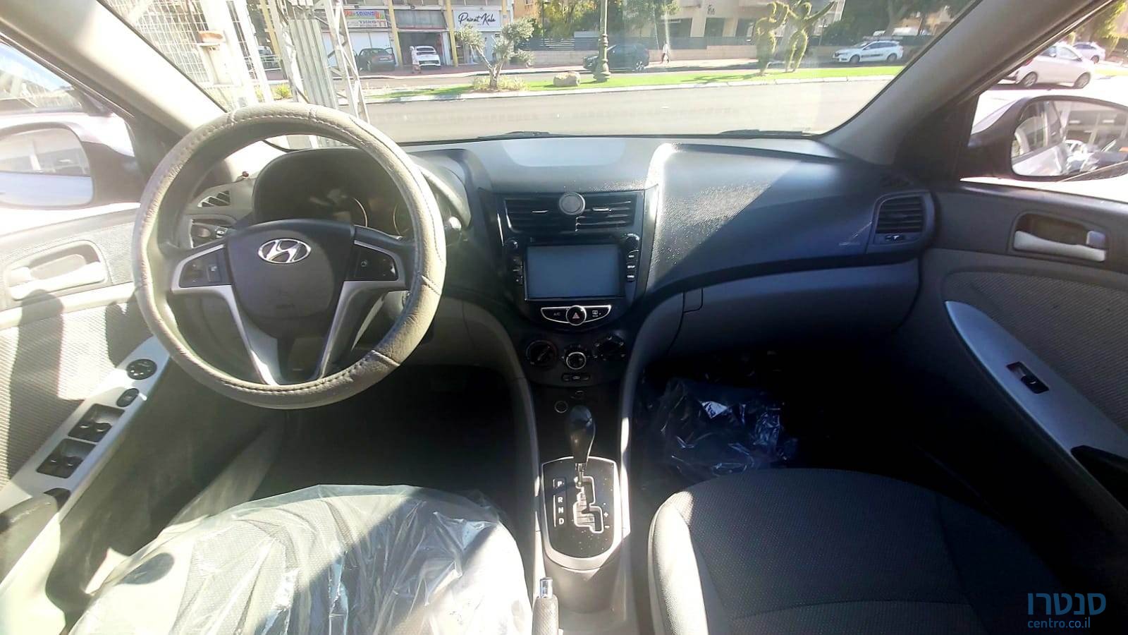 2014' Hyundai i25 photo #5