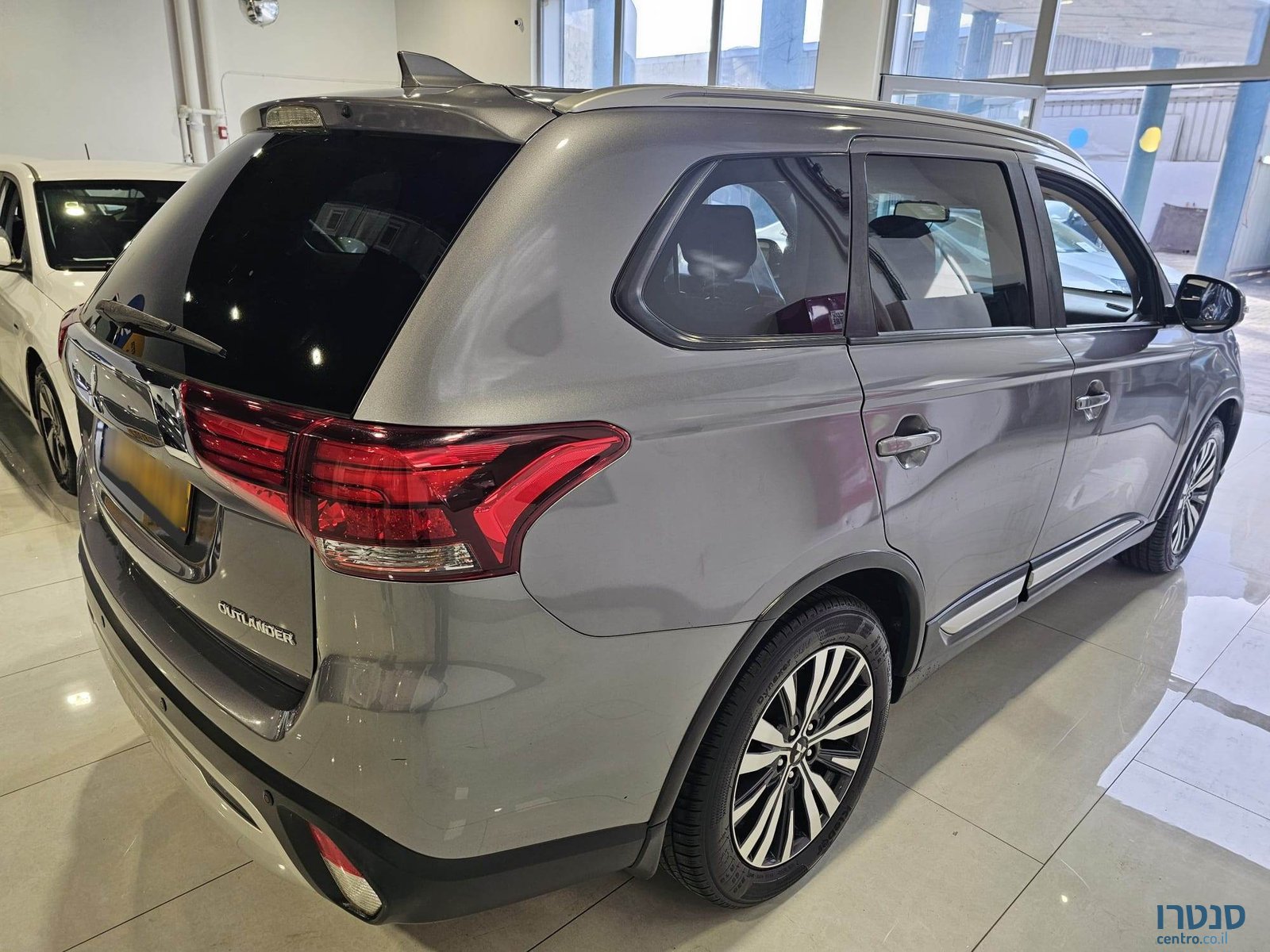 2019' Mitsubishi Outlander photo #3