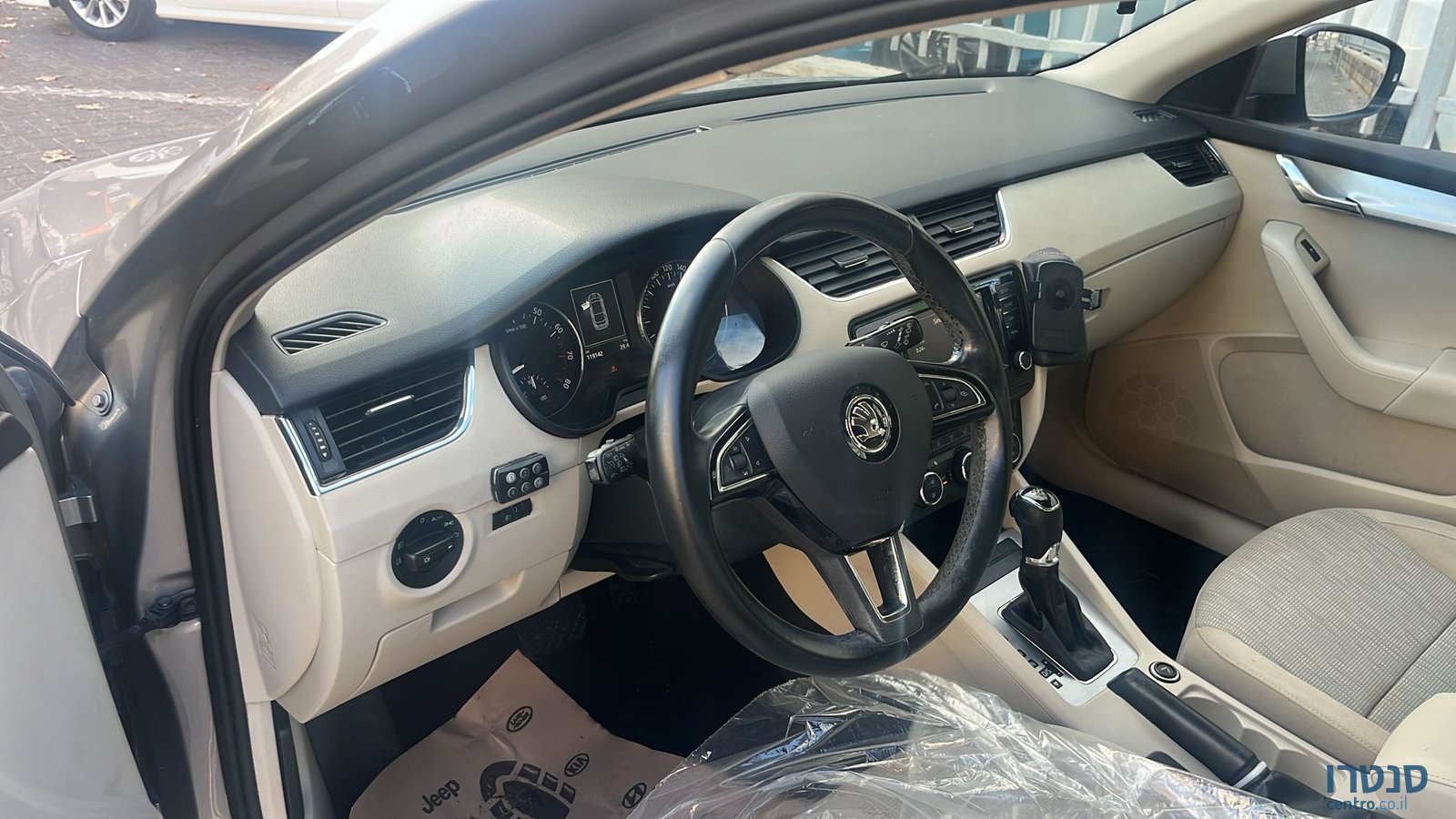 2016' Skoda Octavia photo #2