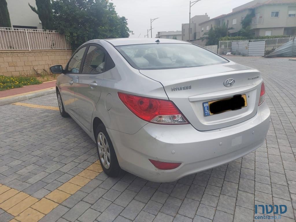 2013' Hyundai i25 photo #1