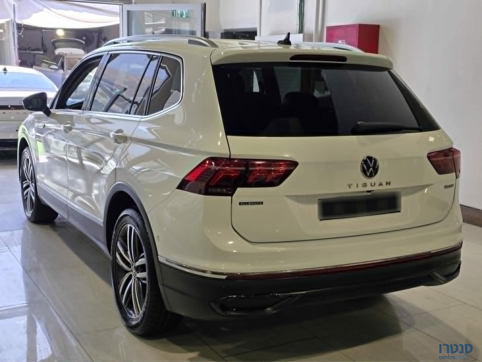 2023' Volkswagen Tiguan photo #4