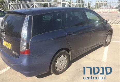 2011' Mitsubishi Grandis photo #2