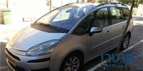 2011' Citroen C4 Picasso photo #1