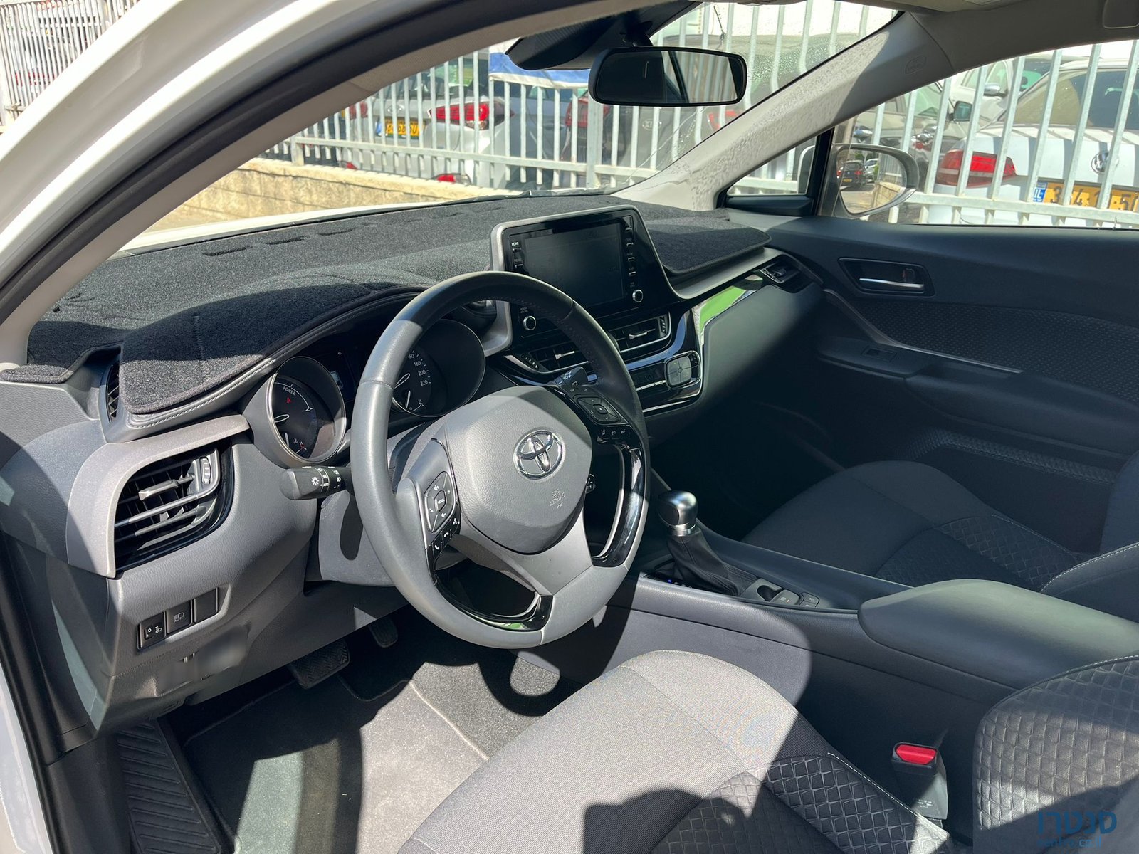 2023' Toyota C-HR photo #2