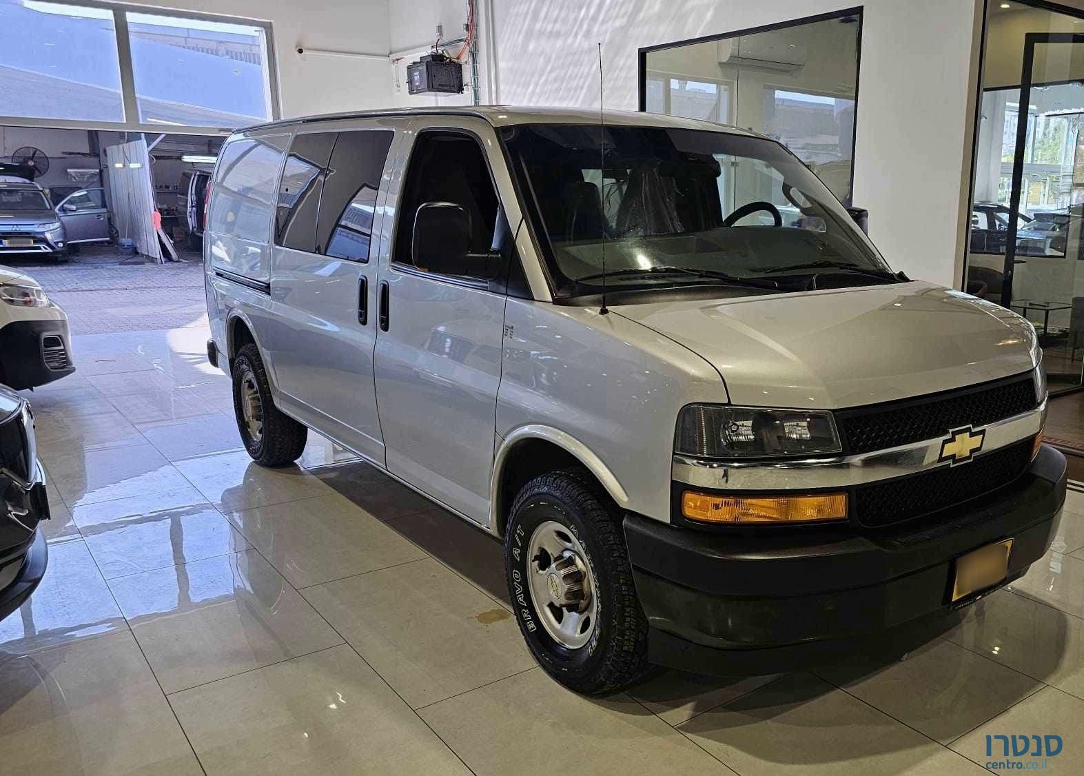 2021' Chevrolet SAVANA photo #2