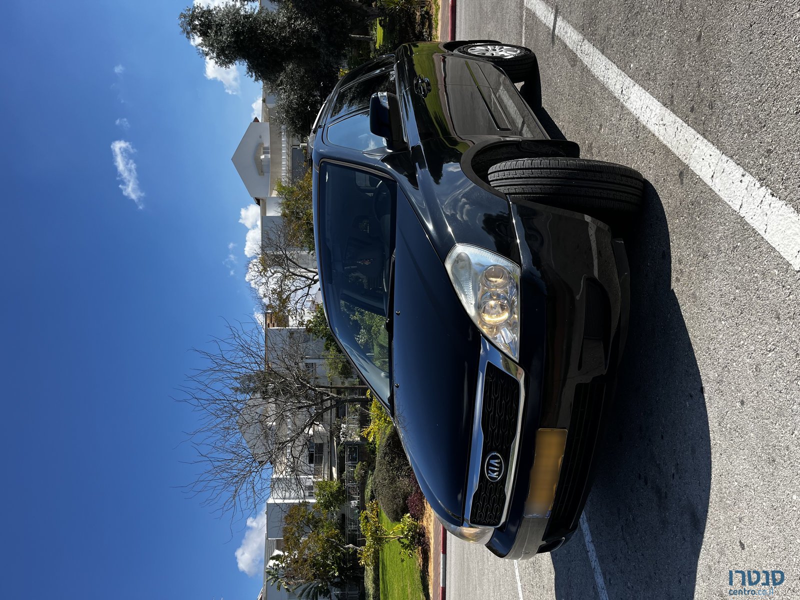 2011' Kia Carnival photo #2