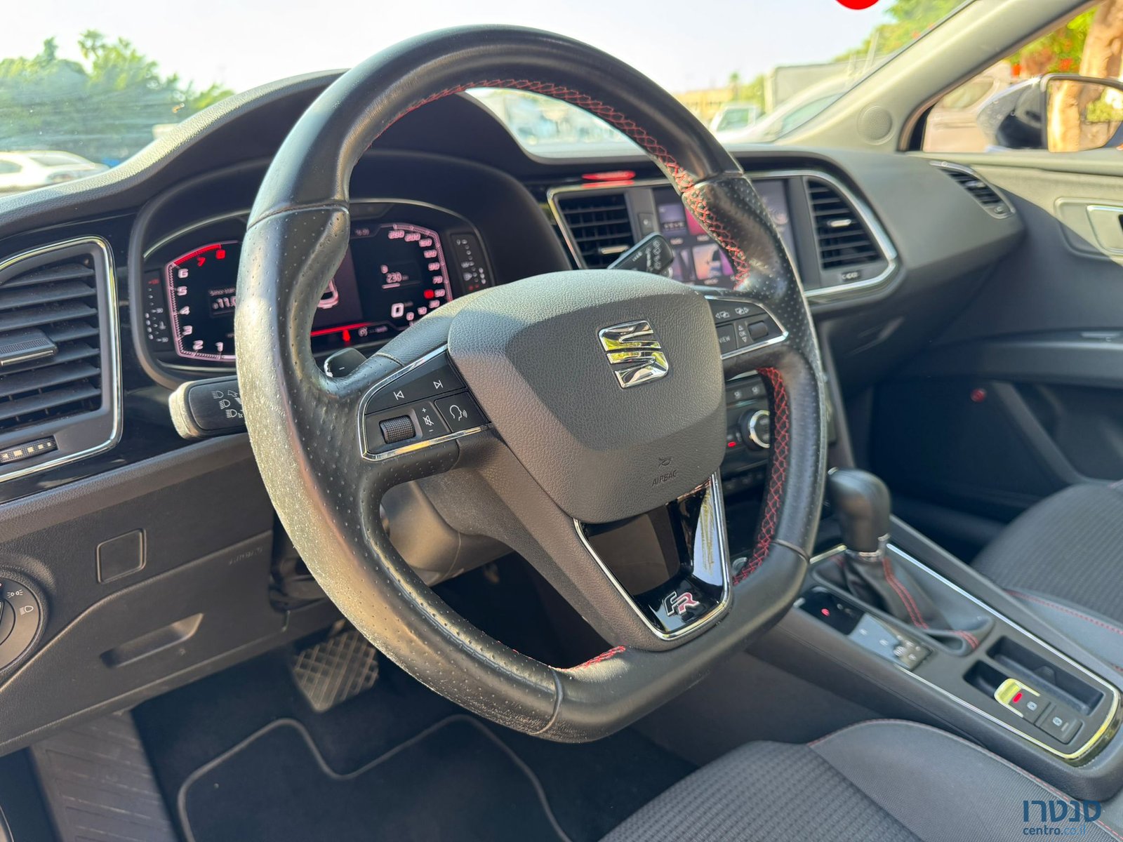 2019' SEAT Leon FR photo #5