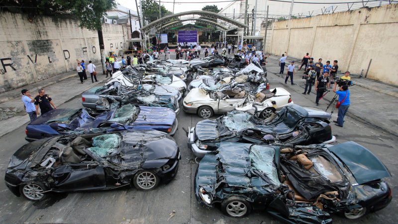 На Филиппинах раздавили бульдозерами и сдали в металлолом более 20 роскошных автомобилей