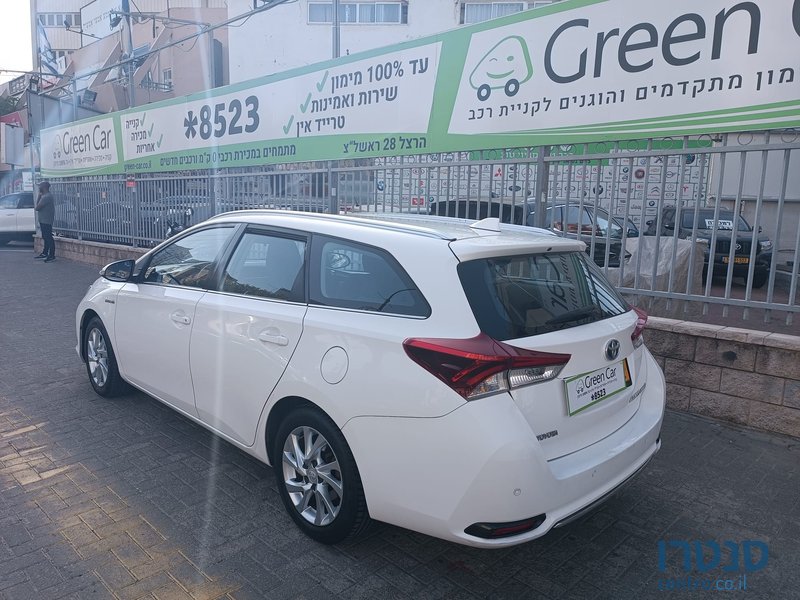 2015' Toyota Auris HIBRID photo #6