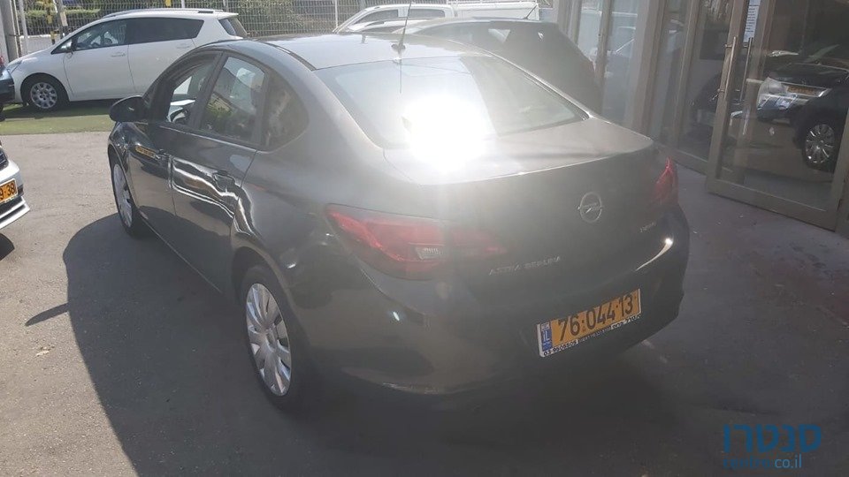 2013' Opel Astra photo #2