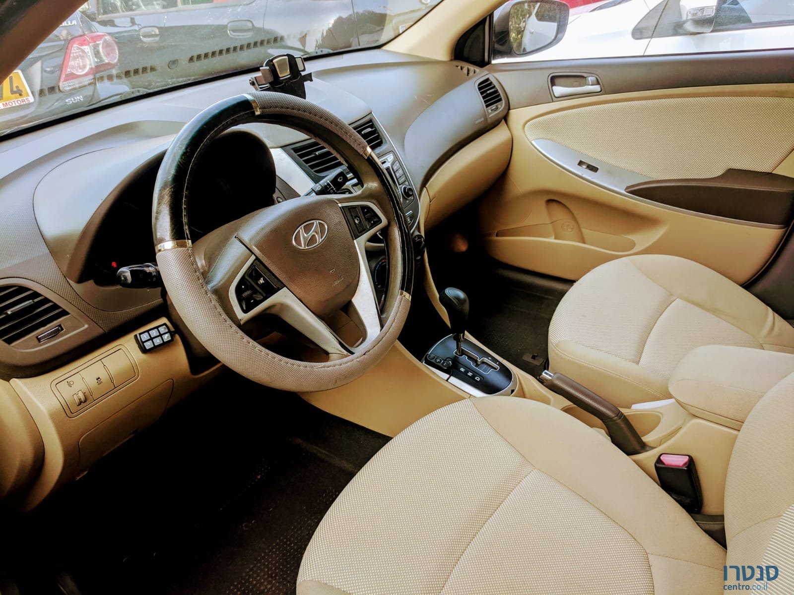 2012' Hyundai i25 photo #4