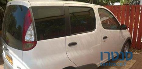 2005' Toyota Auris photo #2