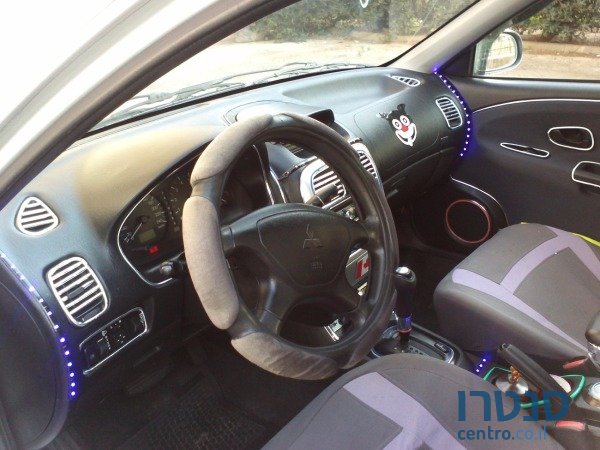 2002' Mitsubishi Carisma photo #3