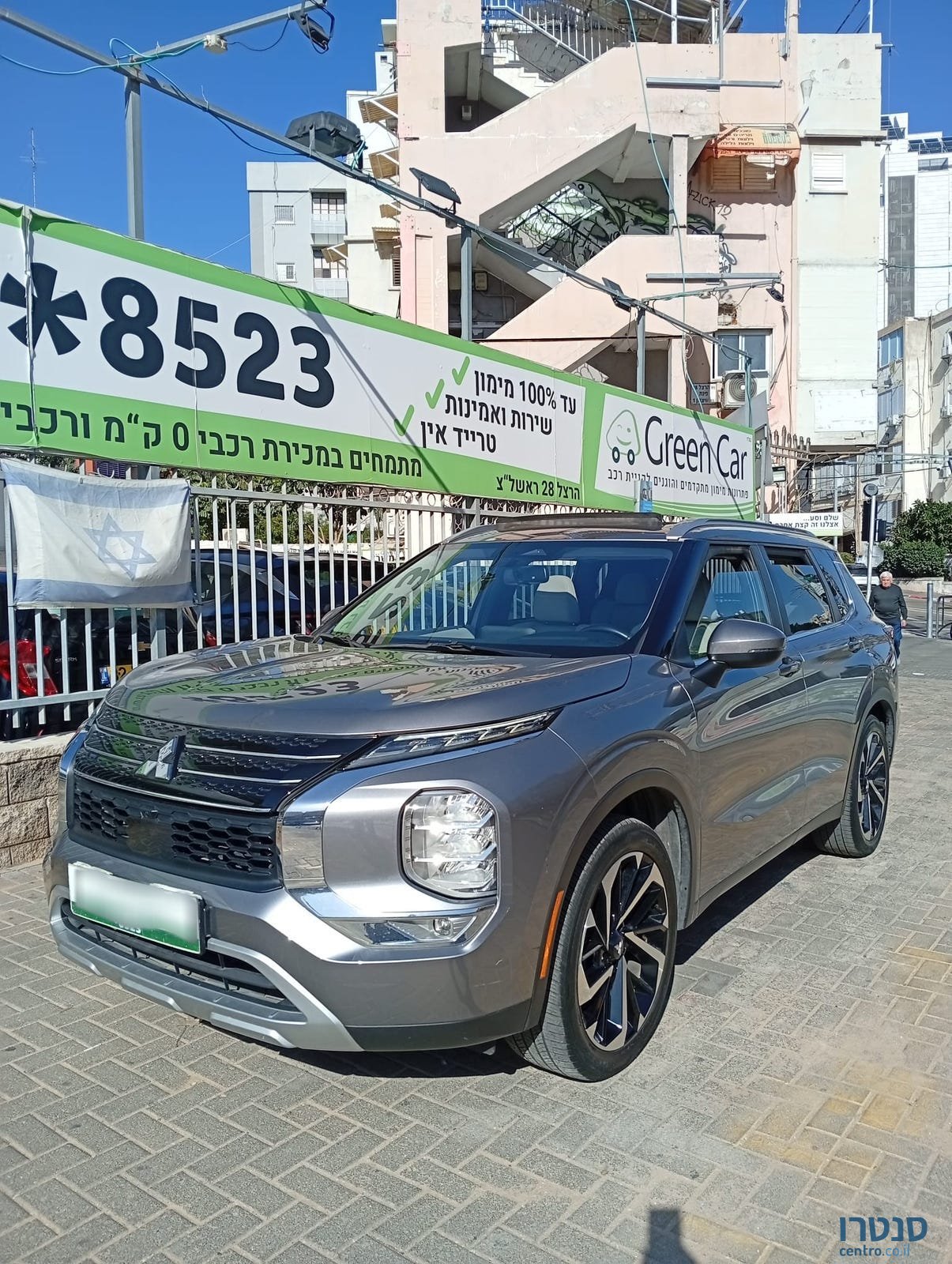 2023' Mitsubishi Outlander photo #1