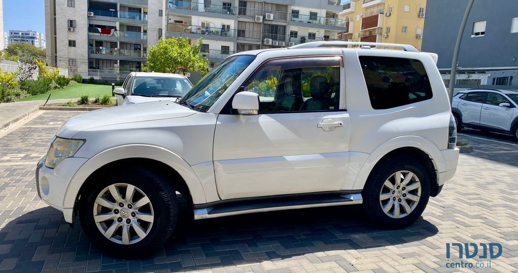 2010' Mitsubishi Pajero מיצובישי פג'רו photo #2