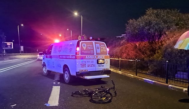 На 65-м шоссе автомобиль сбил подростка, ехавшего на велосипеде