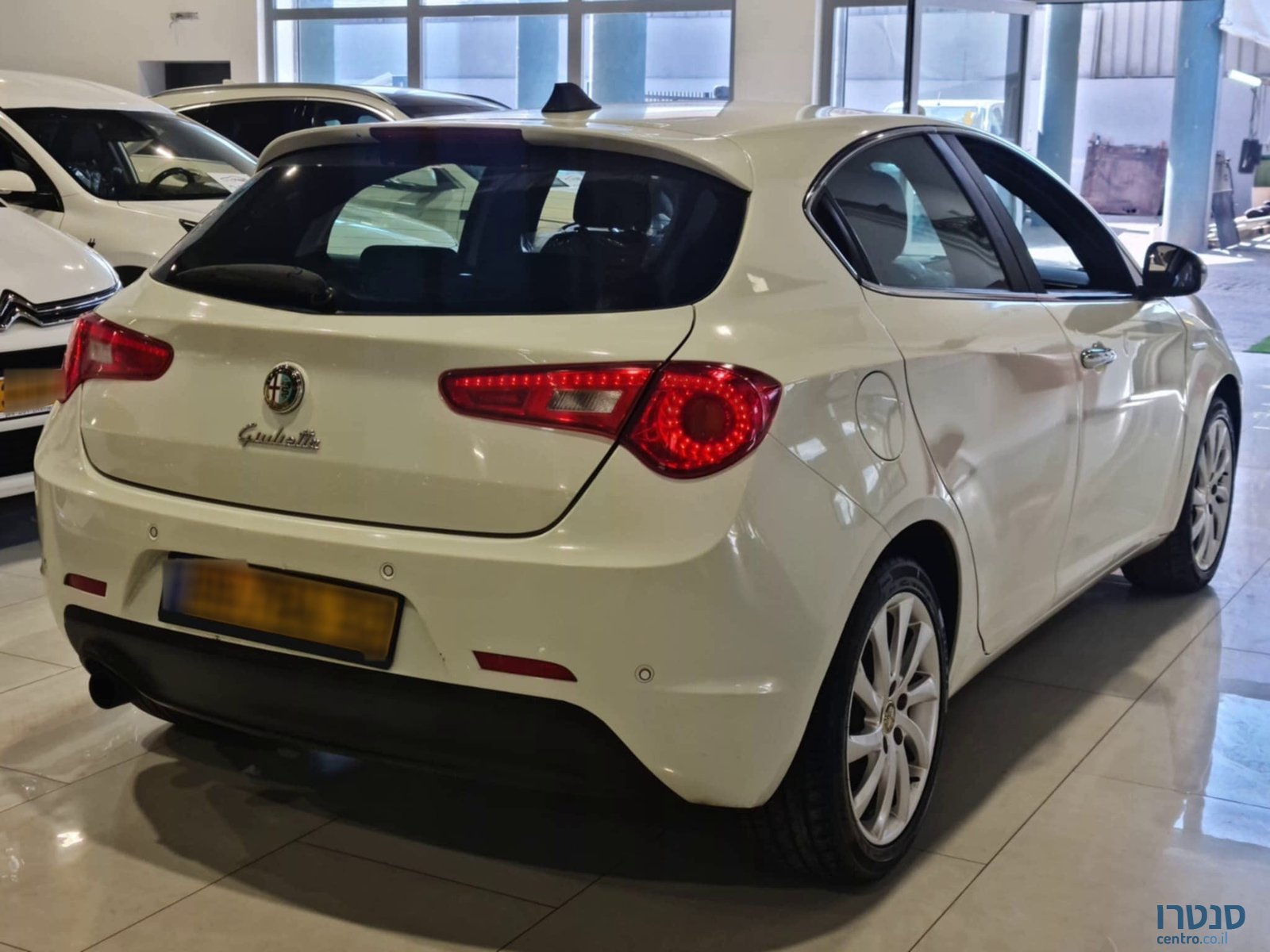 2015' Alfa Romeo Giulietta photo #3