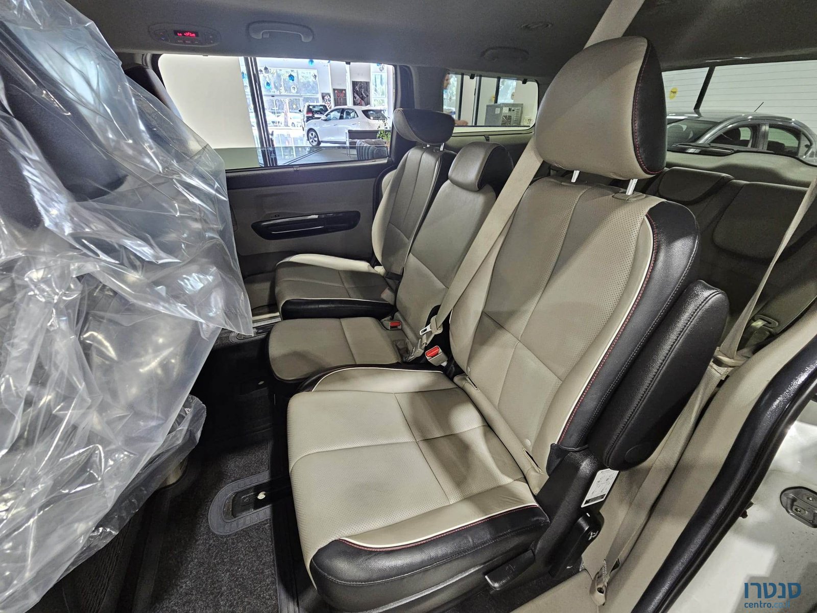 2019' Kia Carnival photo #6