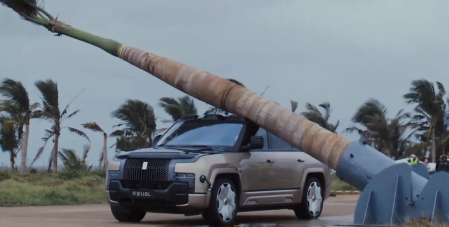 Самый дорогой внедорожник BYD трижды выдержал падение дерева на крышу и продолжил движение