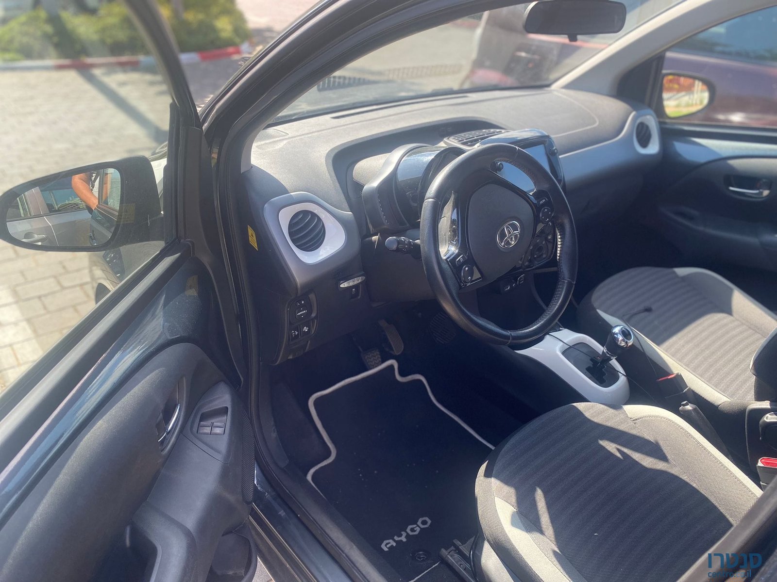 2020' Toyota Aygo GLX photo #6