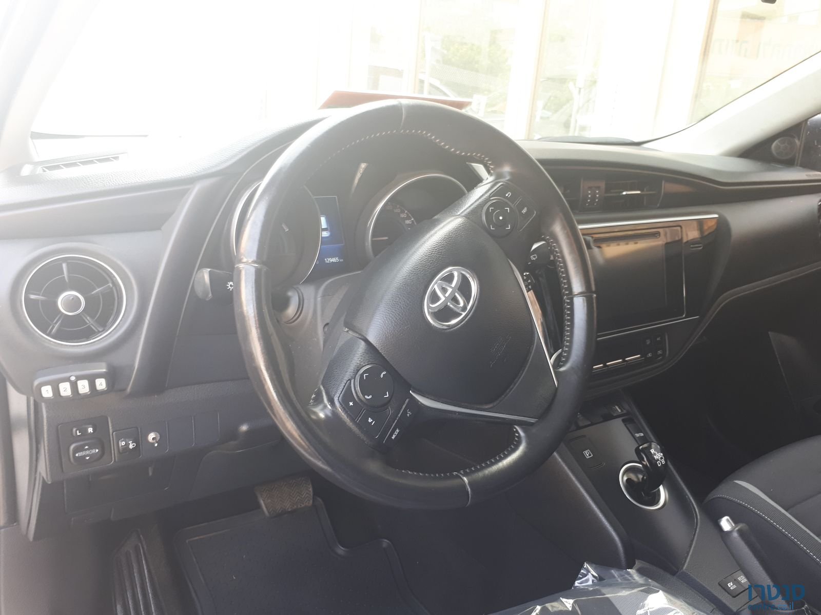 2015' Toyota Auris photo #5