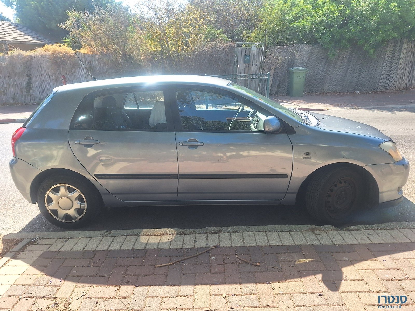 2004' Toyota RunX photo #1