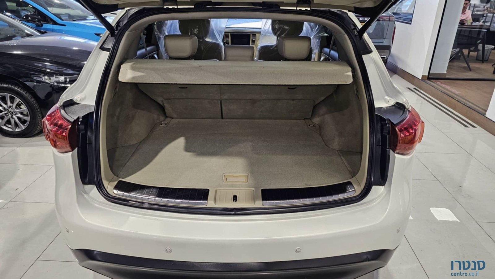 2015' Infiniti QX70 photo #5