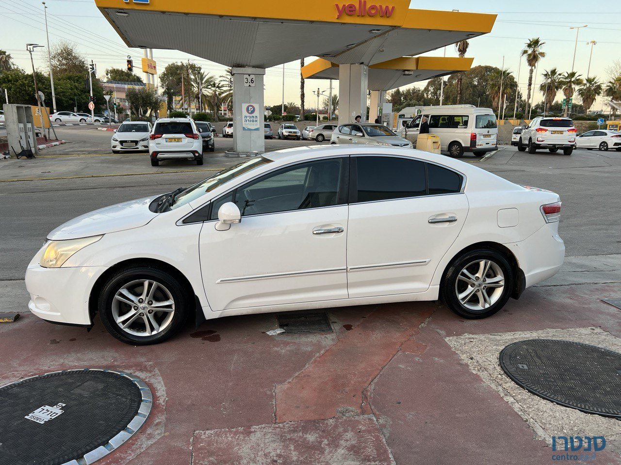 2011' Toyota Avensis photo #2