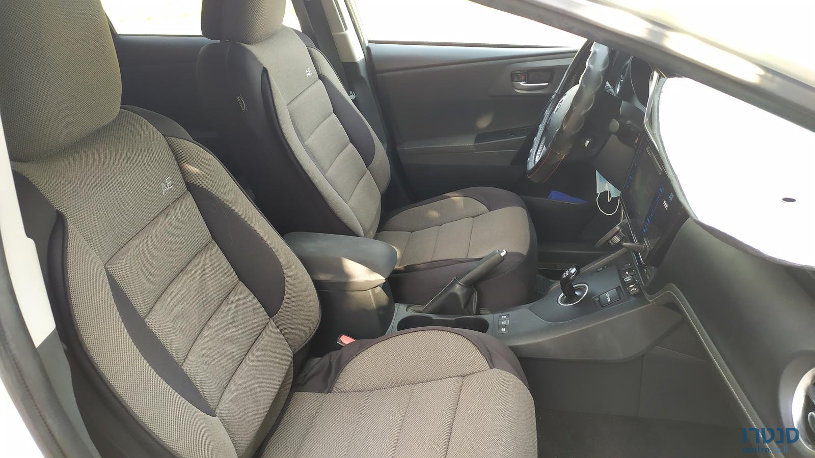 2017' Toyota Auris Гибрид photo #3