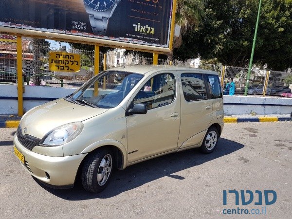 2002' Toyota Yaris Verso photo #1