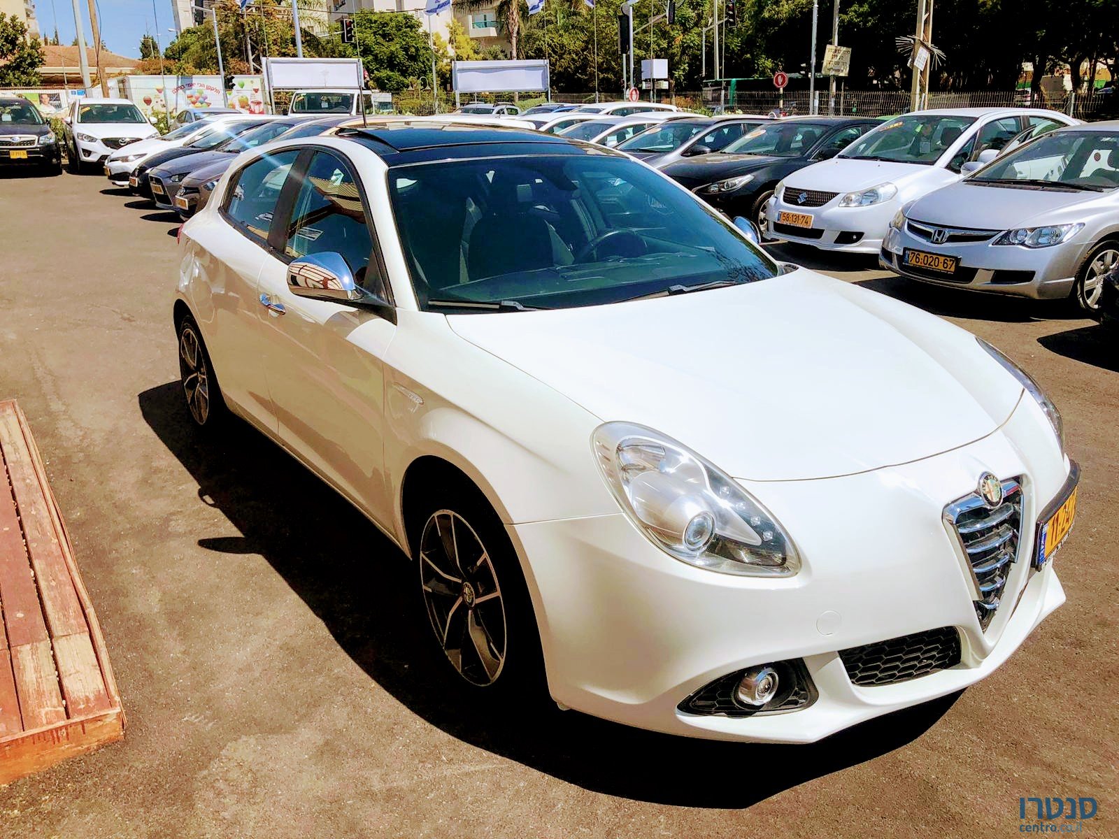 2015' Alfa Romeo Giulietta photo #1