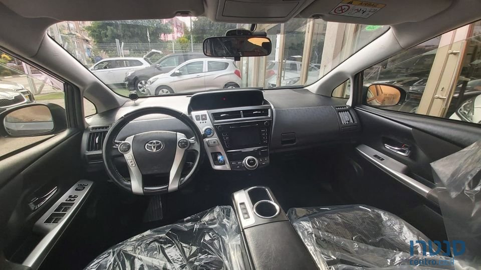 2017' Toyota Prius Plus photo #3