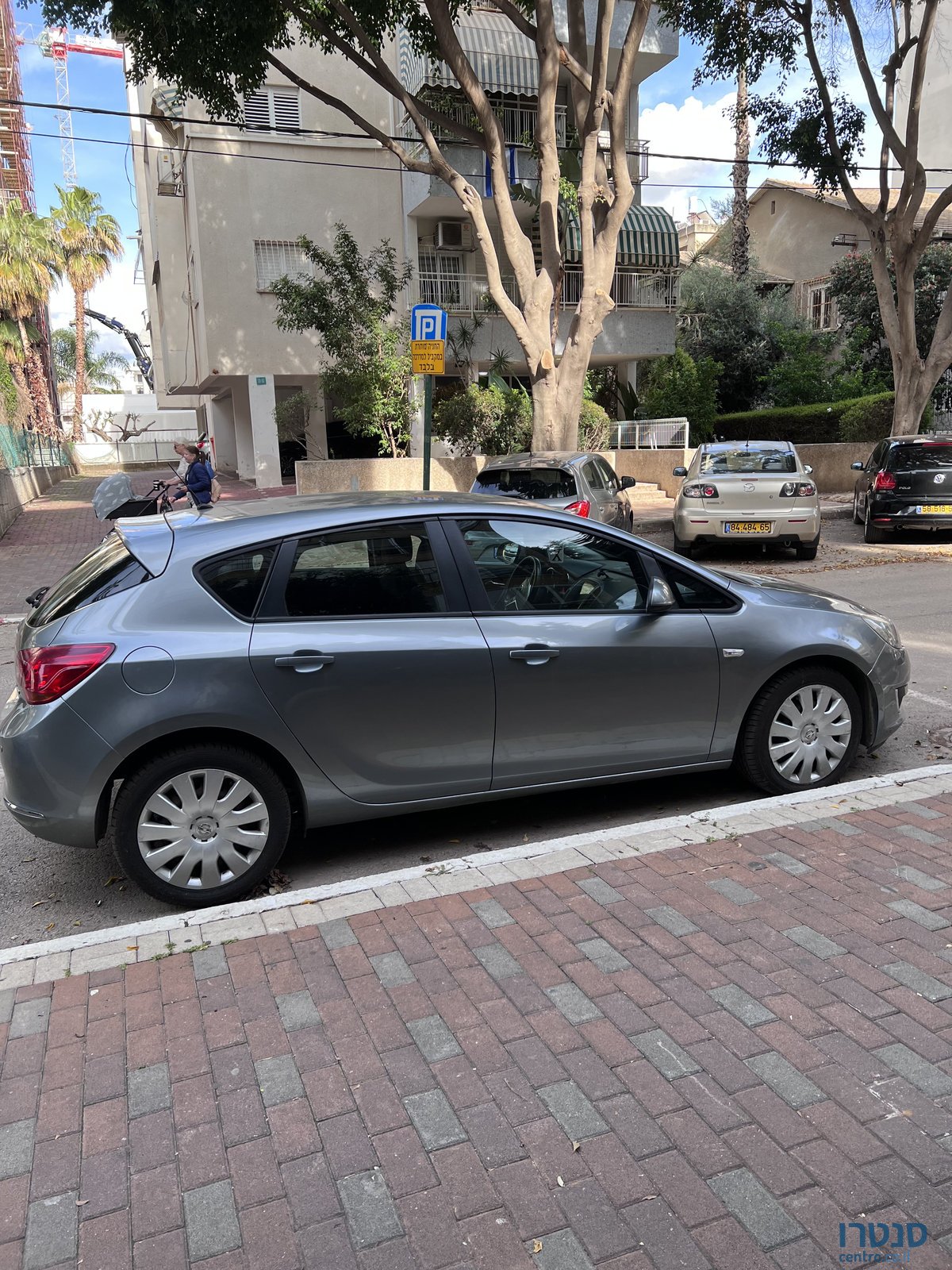 2012' Opel Astra J photo #4