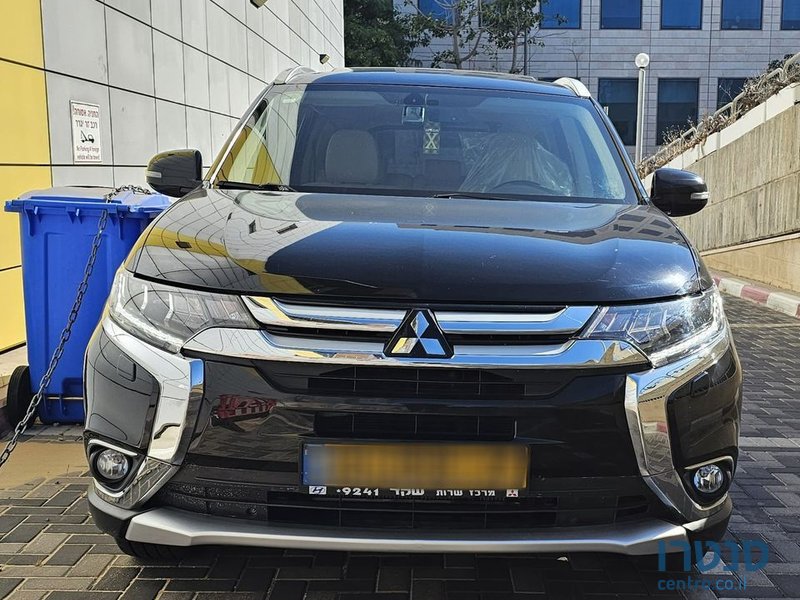 2016' Mitsubishi Outlander photo #1