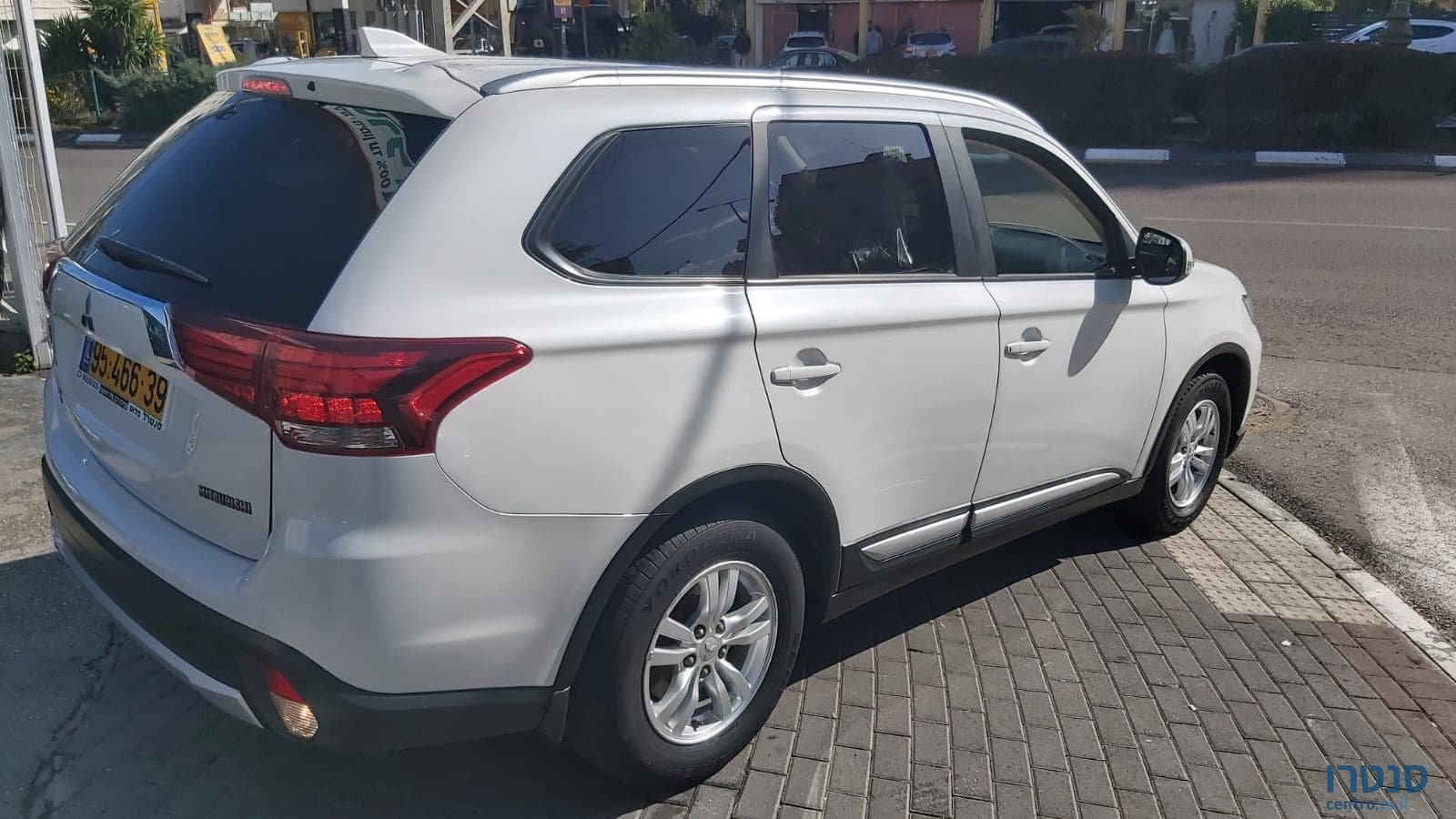 2017' Mitsubishi Outlander photo #2