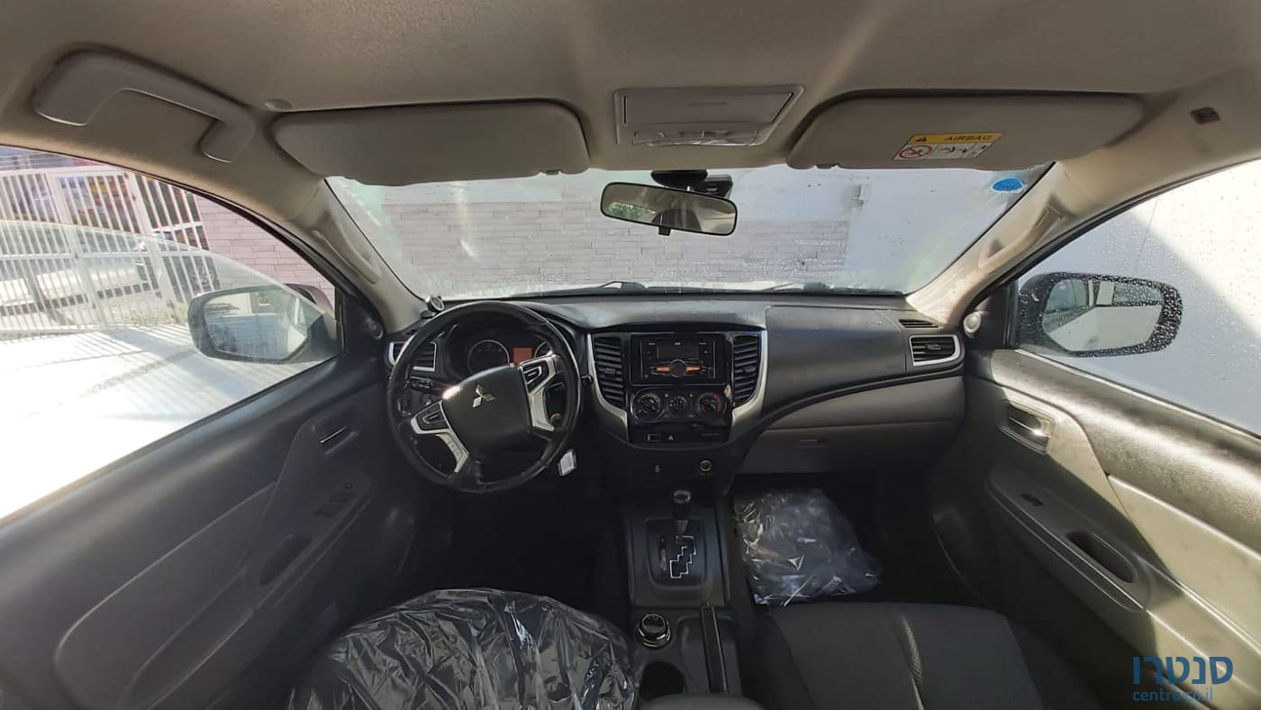 2017' Mitsubishi Triton photo #3