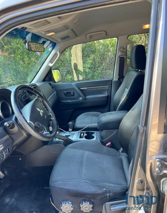 2011' Mitsubishi Pajero מיצובישי פג'רו photo #4