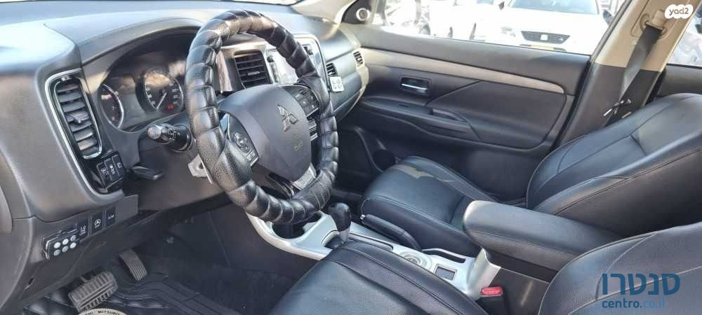 2016' Mitsubishi Outlander photo #3