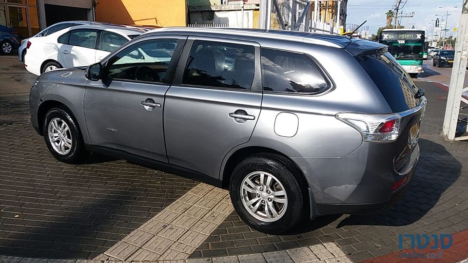 2015' Mitsubishi Outlander photo #2