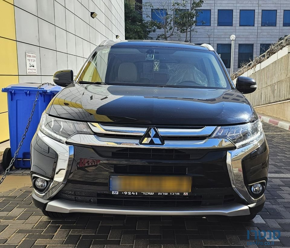 2016' Mitsubishi Outlander photo #1