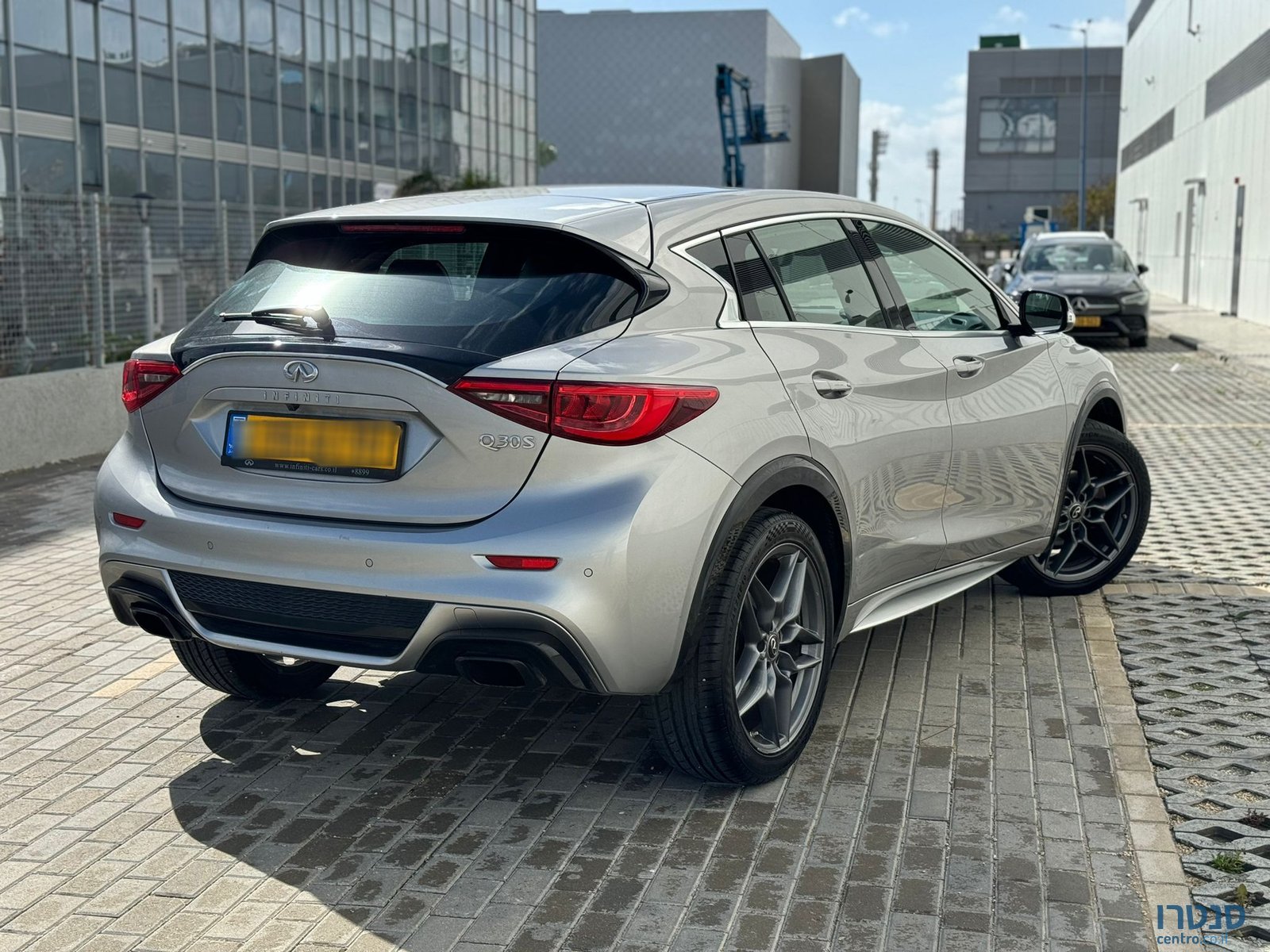 2018' Infiniti Q30 S photo #3