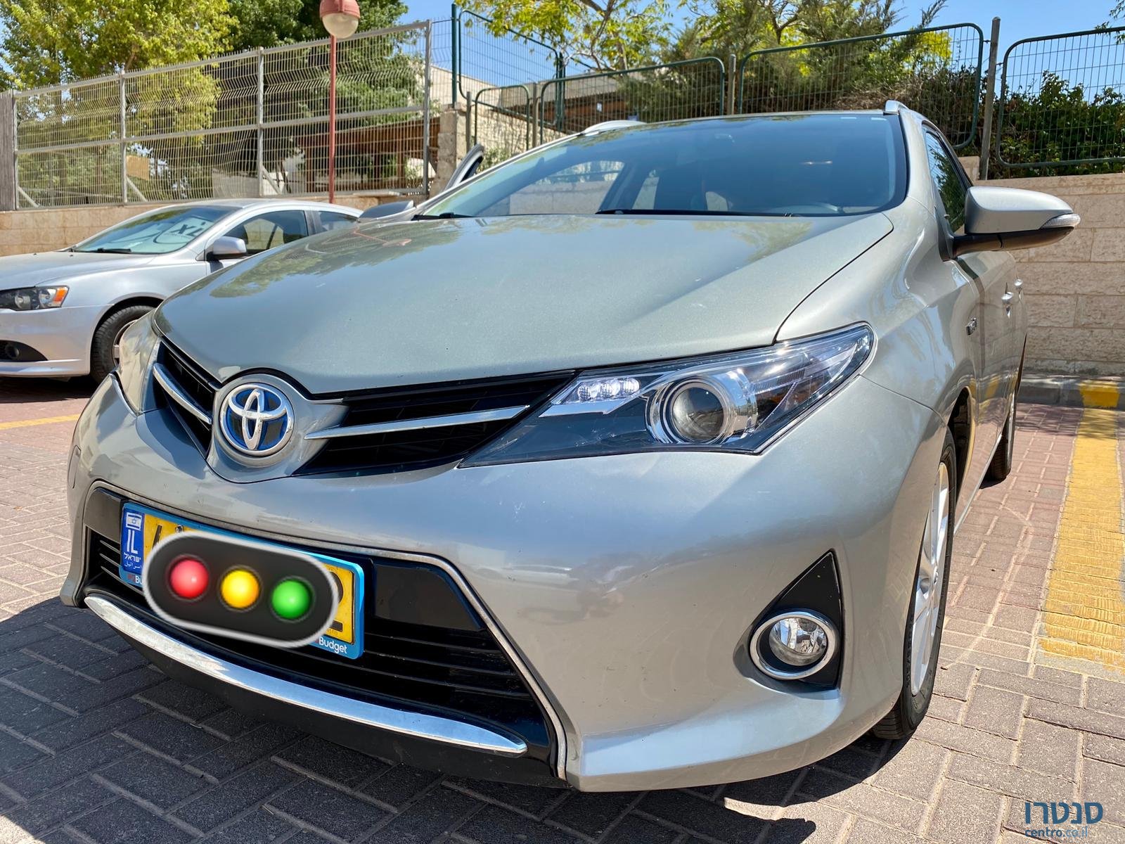 2015' Toyota Auris Hybrid photo #1