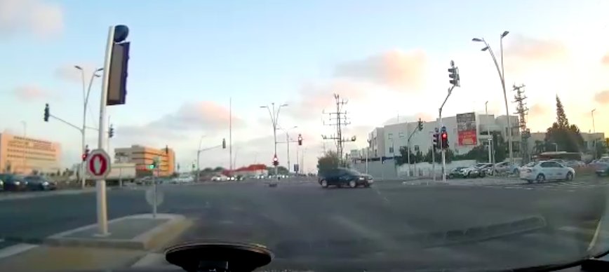 На оживленном перекрестке в Ашдоде из движущегося автомобиля выпал ребенок