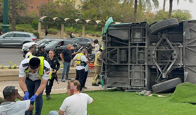 В Ришон ле-Ционе перевернулся автобус, пострадали более 20 человек