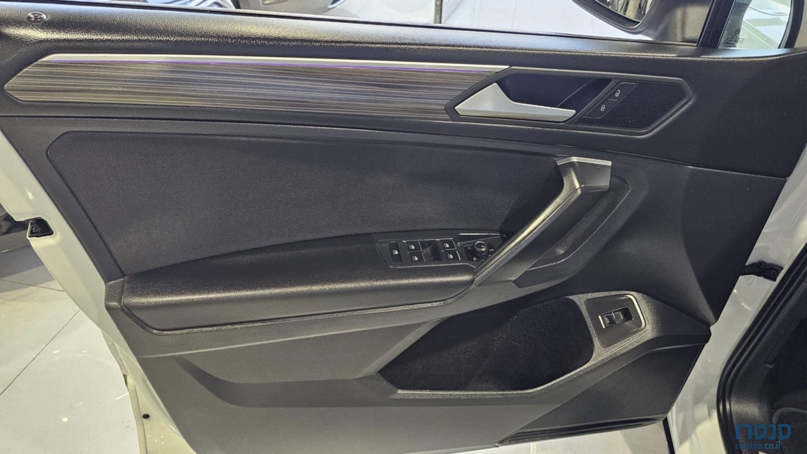 2022' Volkswagen Tiguan photo #6