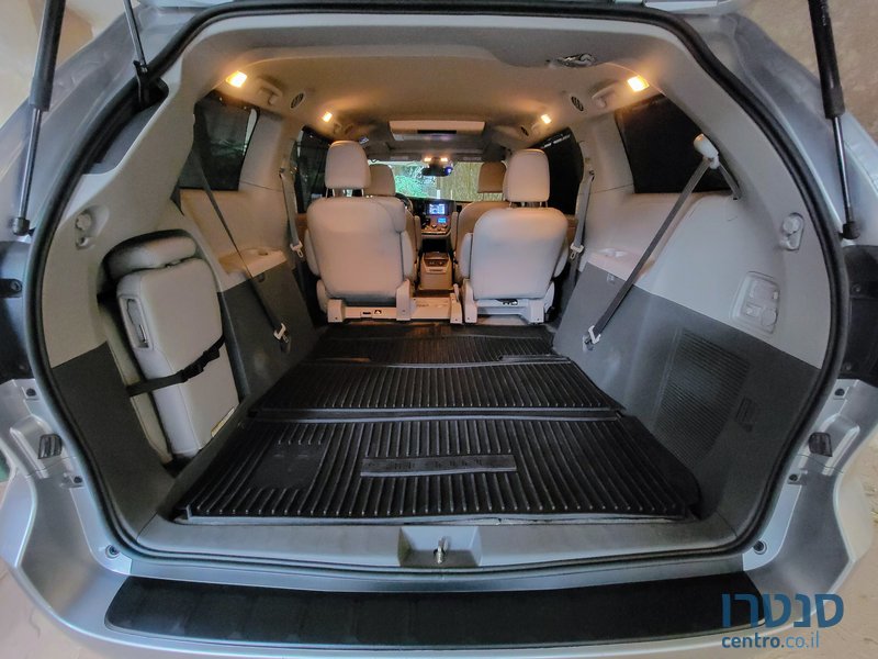 2019' Toyota Sienna XLE Premium photo #6