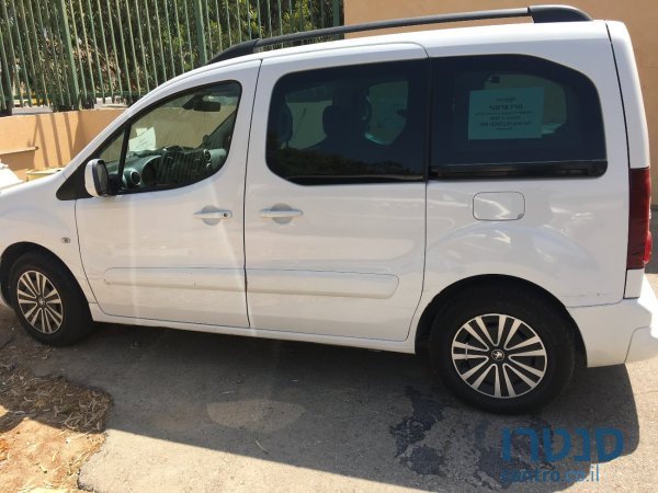 2013' Peugeot Partner photo #1