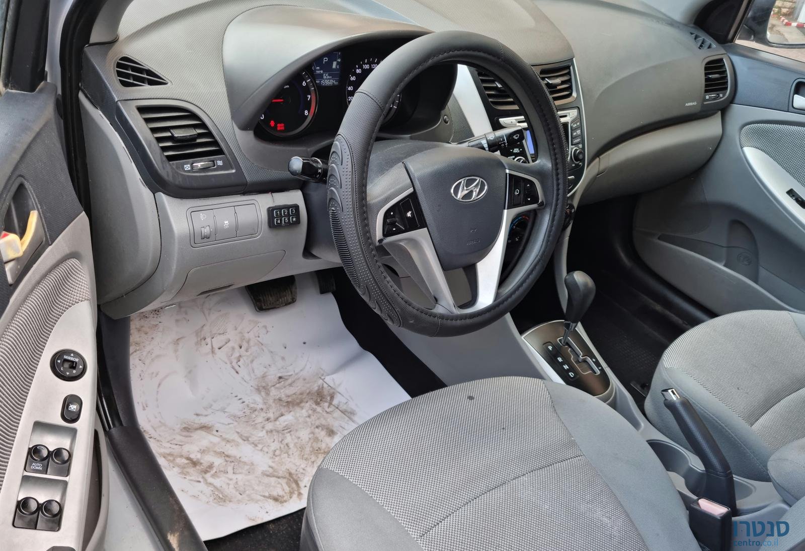 2011' Hyundai i25 photo #3