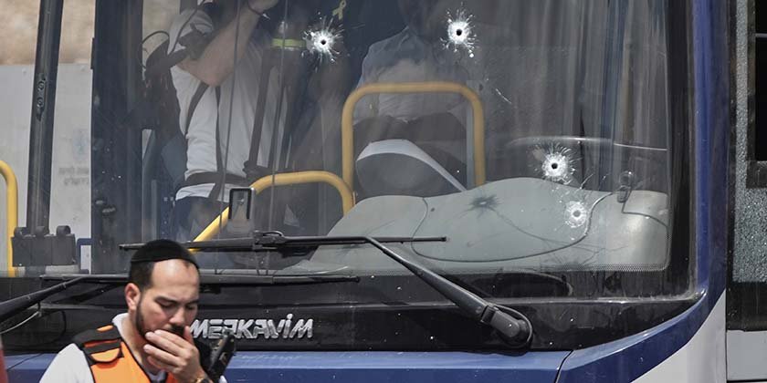 Пулевые отверстия на ветровом стекле автобуса после теракта в Иерусалиме, 08.09.2025