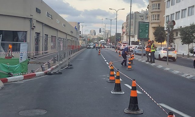 Земляные работы в порту Тель-Авива привели к провалу на дороге и частичному обрушению здания